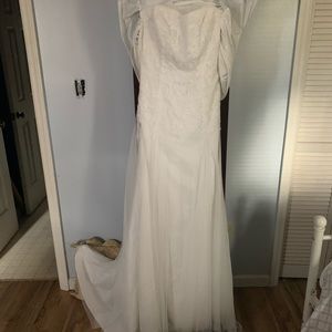 David's Bridal White Wedding Dress